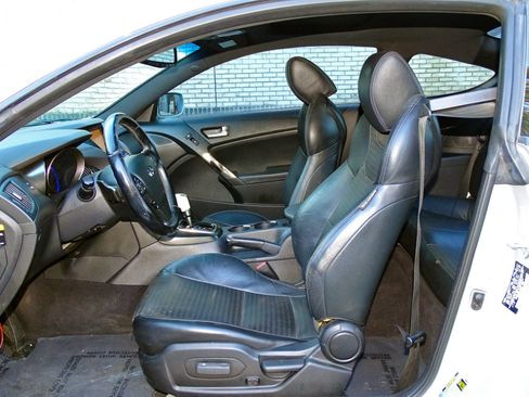 Used 2013 Hyundai Genesis 3.8 image 10