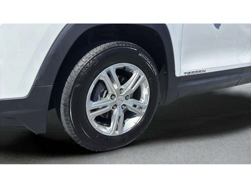 Used 2024 GMC Terrain SLE image 21