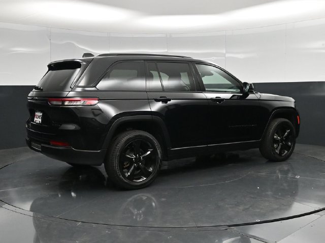 Used 2023 Jeep Grand Cherokee Limited w/ Black Appearance Package AWD/4WD image 4