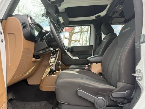 Used 2017 Jeep Wrangler Sahara w/ Mopar Chrome Edition Group image 10