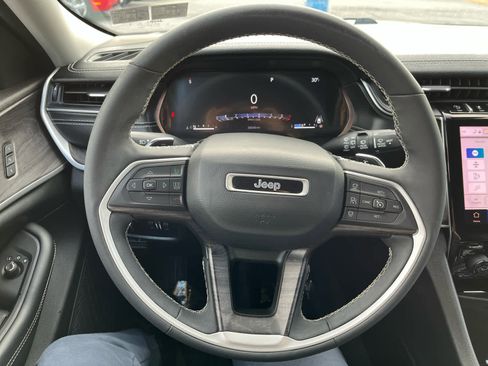 Used 2023 Jeep Grand Cherokee Limited image 13