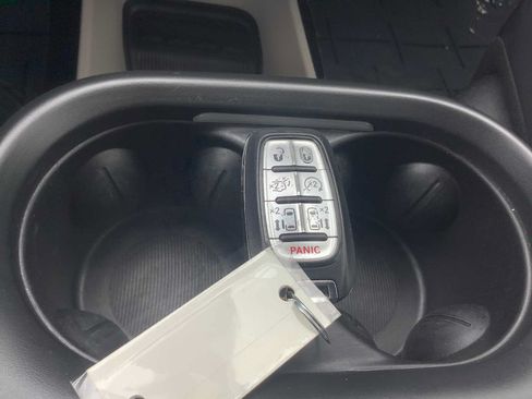 Used 2023 Chrysler Pacifica Touring-L FWD image 19