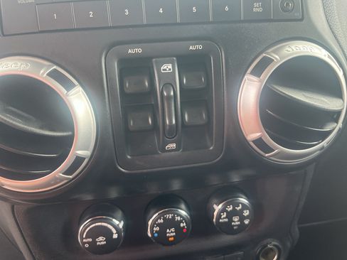 Used 2012 Jeep Wrangler Unlimited Sahara w/ Connectivity Group AWD/4WD image 21