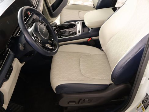 Used 2025 Kia Carnival SX FWD image 11