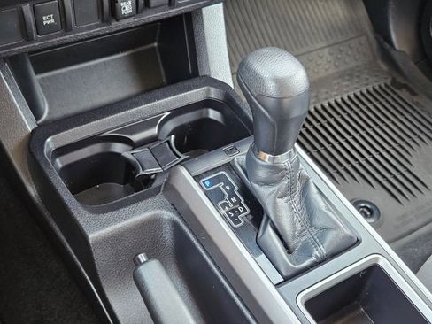 Used 2021 Toyota Tacoma SR5 AWD/4WD image 12