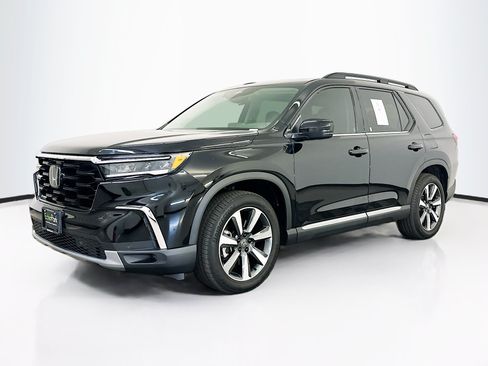 Used 2025 Honda Pilot Touring image 3