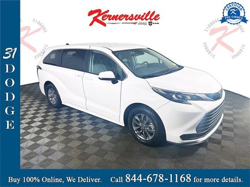 Used 2024 Toyota Sienna LE image 1