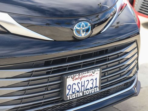 Certified 2023 Toyota Sienna Limited AWD/4WD image 5