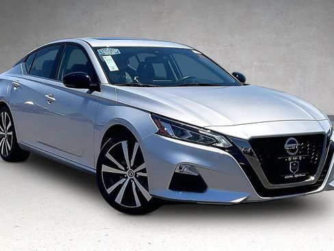 Used 2020 Nissan Altima 2.5 SR w/ Premium Package FWD image 2