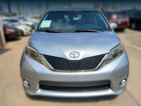 Used 2017 Toyota Sienna SE w/ SE Preferred Package image 16