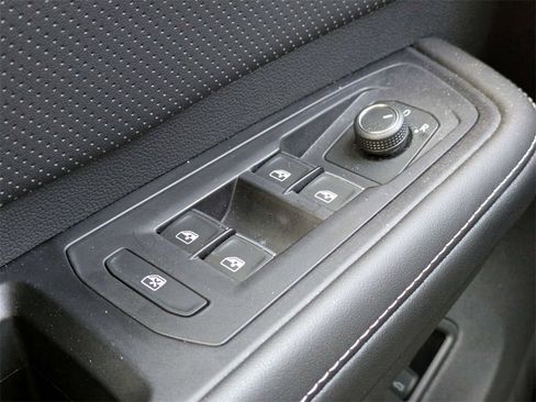 Certified 2024 Volkswagen Atlas Cross Sport SE image 30