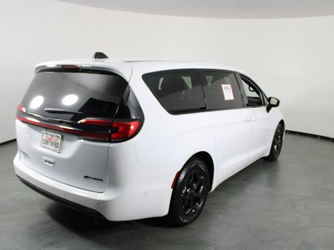 Used 2024 Chrysler Pacifica Limited FWD image 3