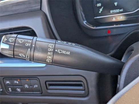 Used 2022 GMC Yukon XL SLT w/ SLT Luxury Package image 31