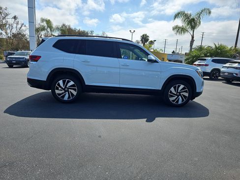 Used 2024 Volkswagen Atlas SE w/ Panoramic Sunroof Package FWD image 4