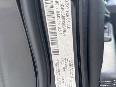 Certified 2025 Jeep Grand Cherokee Limited w/ MOPAR Finishing Package image 10