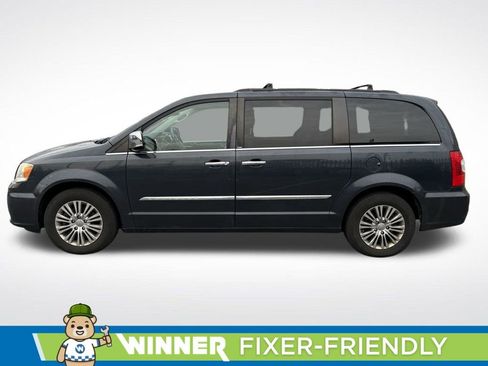 Used 2014 Chrysler Town & Country Touring-L w/ Driver Convenience Group image 8