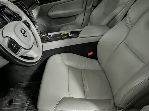 Used 2021 Volvo S60 T6 Momentum w/ Premium Package image 18