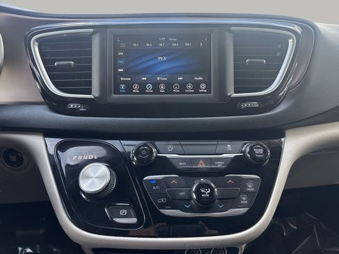 Used 2021 Chrysler Voyager LX image 20