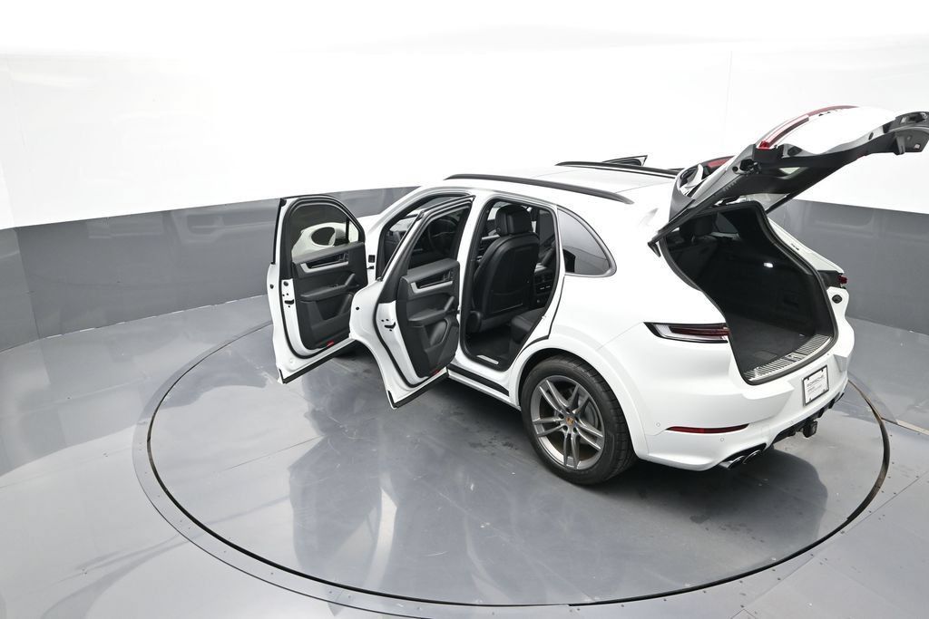 Certified 2025 Porsche Cayenne AWD/4WD image 28