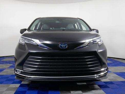 Used 2023 Toyota Sienna XLE image 2