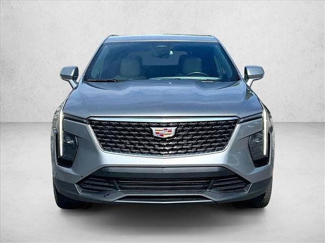 Used 2024 Cadillac XT4 Luxury w/ Cold Weather Package FWD image 3