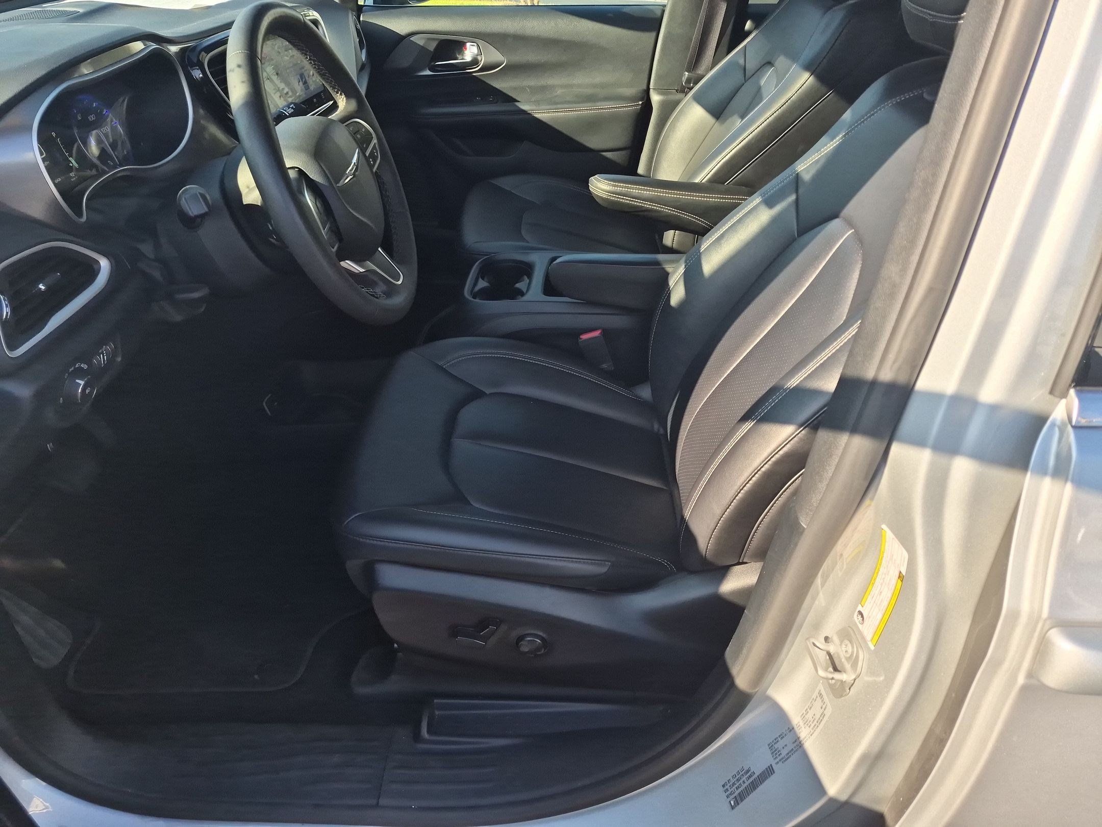 Used 2026 Chrysler Pacifica Select FWD image 15