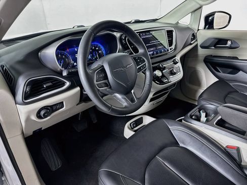 Used 2024 Chrysler Pacifica Touring-L FWD image 9