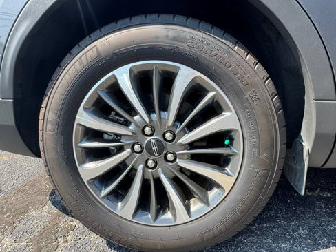 Used 2023 Lincoln Nautilus FWD w/ Premium Package image 18