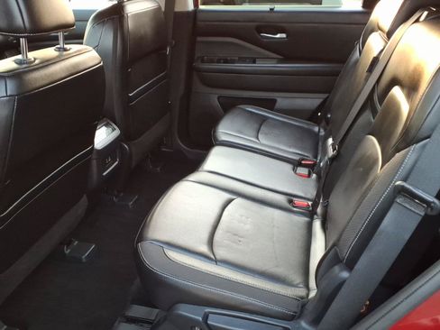 Used 2024 Nissan Pathfinder SL FWD image 10