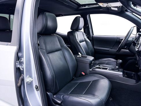 Used 2021 Toyota Tacoma TRD Sport w/ TRD Premium Sport Package AWD/4WD image 39