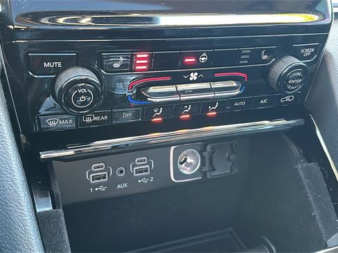 Used 2023 Jeep Grand Cherokee Limited w/ Black Appearance Package image 23