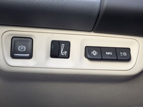 Used 2022 GMC Acadia Denali w/ Denali Ultimate Package FWD image 26