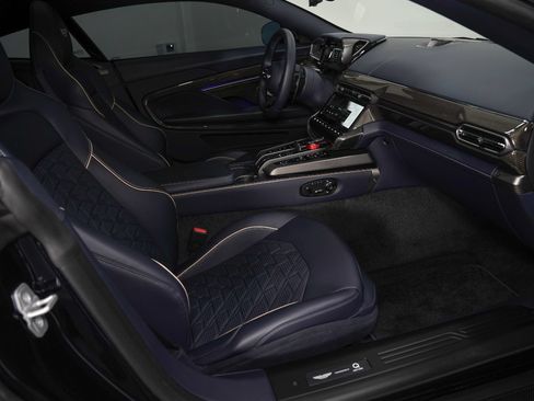 Used 2025 Aston Martin Vanquish RWD image 2