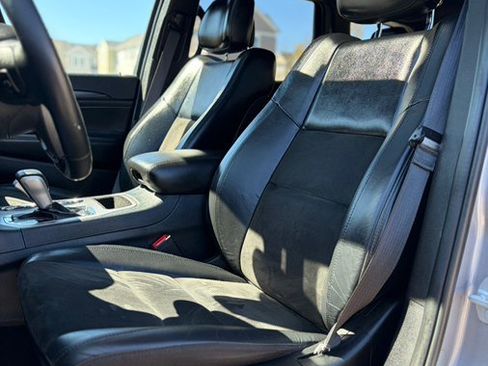 Used 2019 Jeep Grand Cherokee Altitude image 12