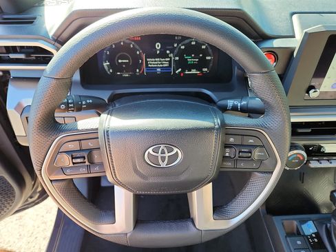 Certified 2025 Toyota Tacoma TRD Off-Road AWD/4WD image 20