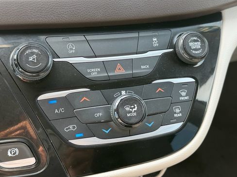 Used 2017 Chrysler Pacifica Touring w/ Tire & Wheel Group FWD image 25