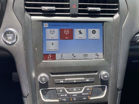 Used 2018 Ford Fusion SE w/ Equipment Group 201A FWD image 23