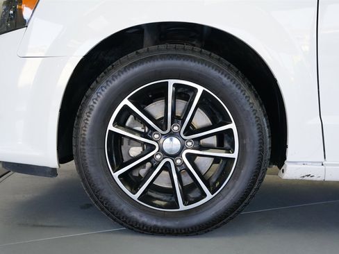 Used 2018 Dodge Grand Caravan GT image 4