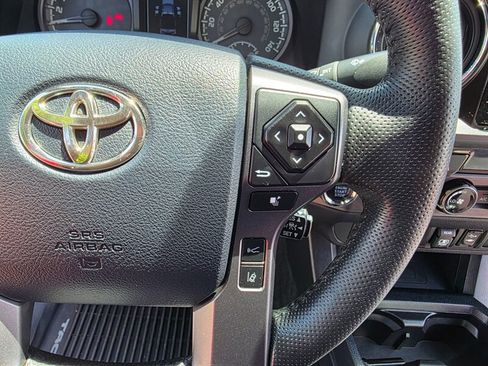 Used 2018 Toyota Tacoma TRD Off-Road w/ Technology Package AWD/4WD image 39