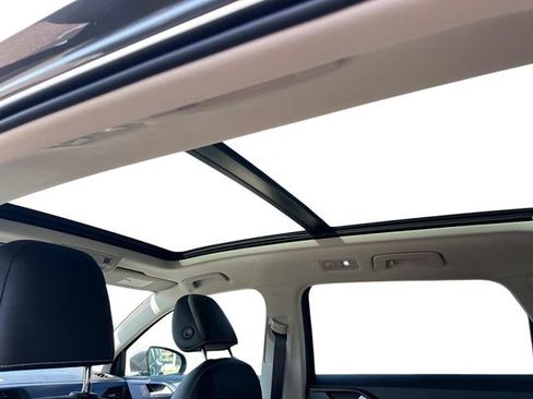 Used 2022 Volkswagen Taos SE w/ Panoramic Sunroof Package FWD image 12