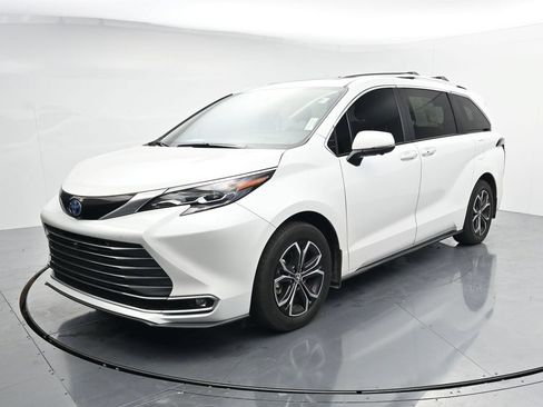 Used 2025 Toyota Sienna Platinum AWD/4WD image 4