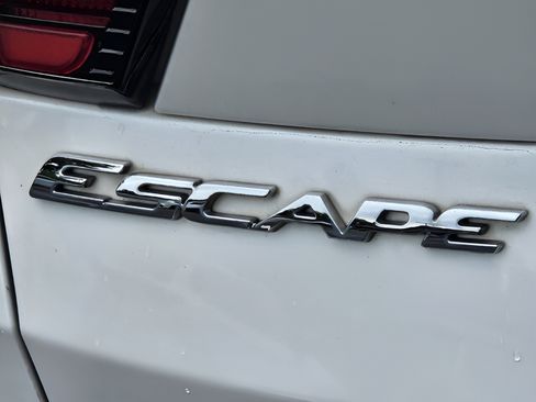 Used 2017 Ford Escape Titanium AWD/4WD image 31