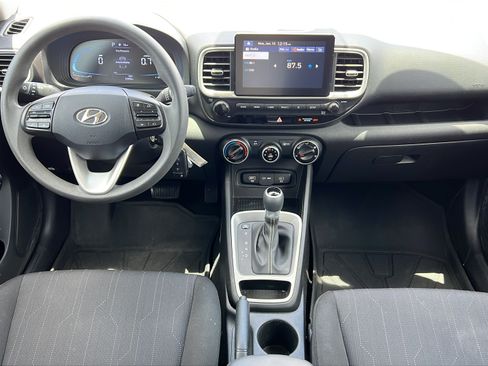 Used 2024 Hyundai Venue SE FWD image 11