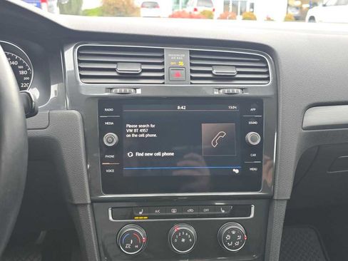 Used 2018 Volkswagen Golf SE image 12