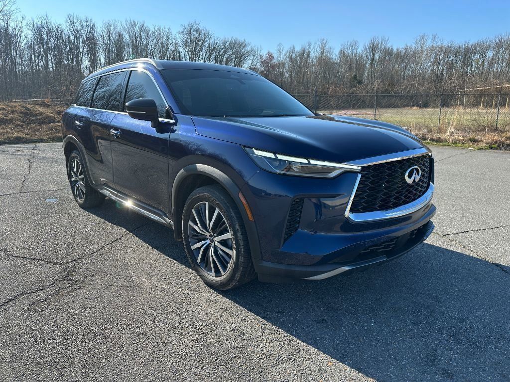 Used 2023 INFINITI QX60 Sensory w/ Cargo Package FWD image 2