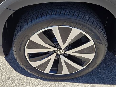 Used 2023 Volkswagen Taos SE w/ Panoramic Sunroof Package FWD image 10