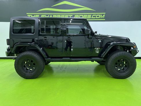 Used 2016 Jeep Wrangler Unlimited Sahara w/ Connectivity Group AWD/4WD image 11