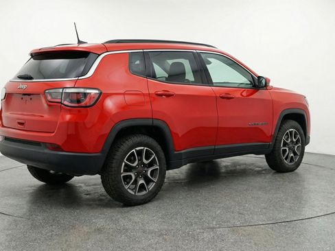 Used 2025 Jeep Compass Trailhawk image 9