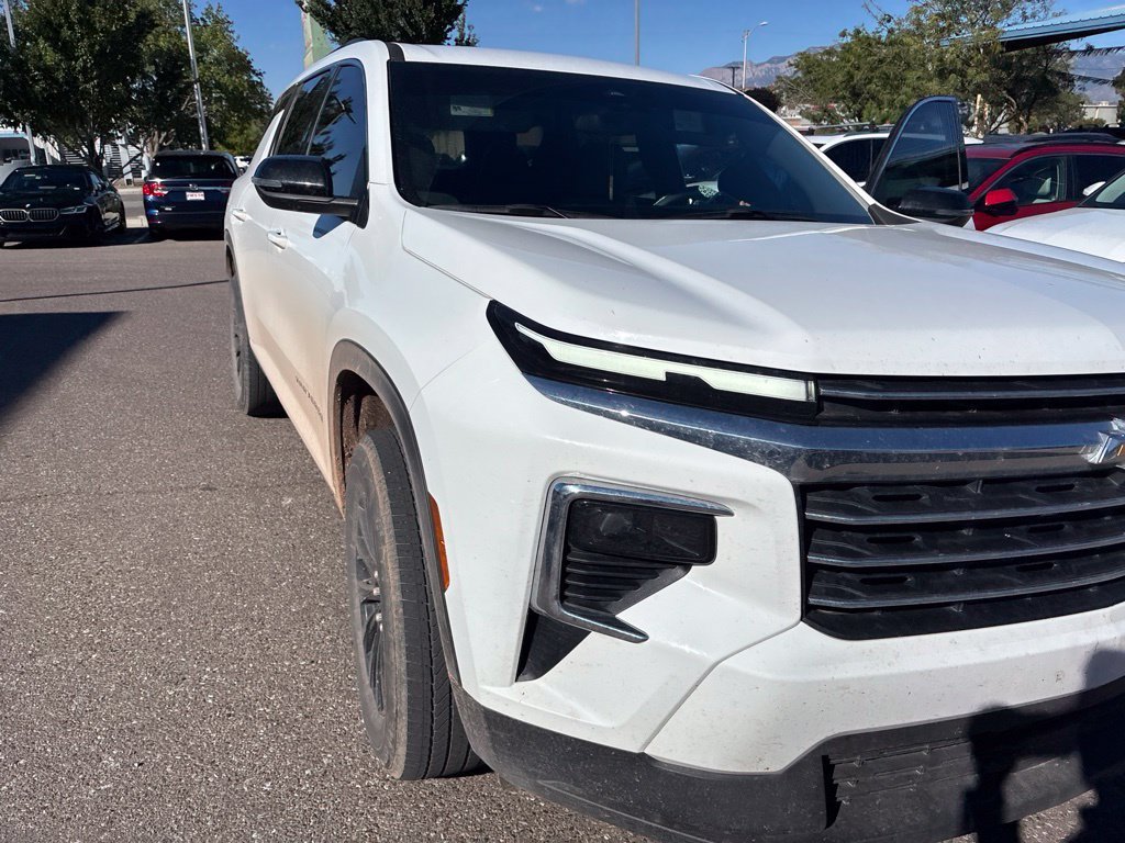 Used 2025 Chevrolet Traverse LT FWD image 1