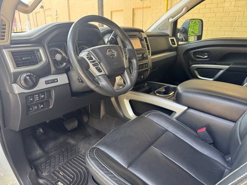 Used 2016 Nissan Titan PRO-4X w/ Pro-4x Convenience Package AWD/4WD image 15